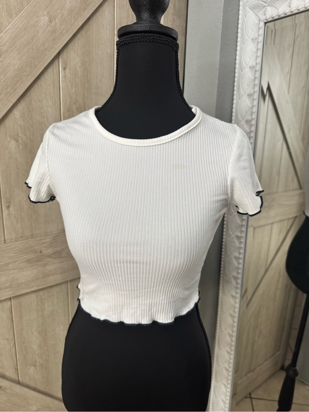 White Ribbed Lettuce-Edge Crop Top - Unbranded